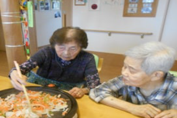 食事はみんなで手作りです